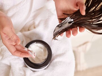 Conditioner wird auf Haare aufgetragen | © Adobe Stock/st.kolesnikov