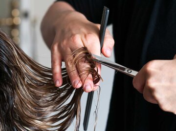 Haare werden im Friseursalon geschnitten | © Adobe Stock/ub-foto