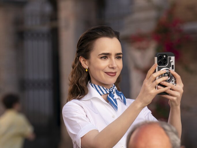 Emily (Lily Collins) in Staffel 4 von Emily in Paris auf Netflix | © GIULIA PARMIGIANI/NETFLIX