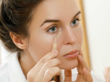 Frau trägt Concealer auf | © Getty Images/privetik