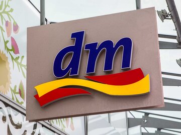 Logo der Drogerie dm | © Adobe Stock/chrisdorney