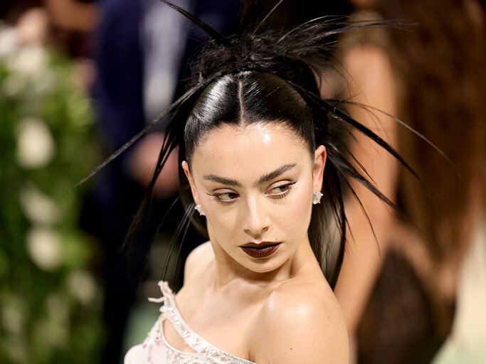 Charli XCX bei der Met Gala | © Theo Wargo/GA/The Hollywood Reporter via Getty Images