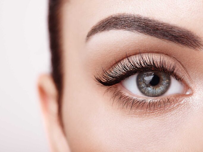 Nahaufnahme des Auges einer Frau mit Fake Lashes | © Adobe Stock/Oleg Gekman