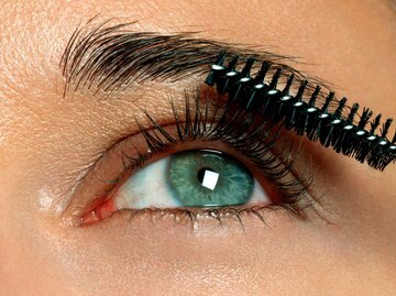 Auge einer Frau die Mascara aufträgt. | © Getty Images/Andreas Kuehn