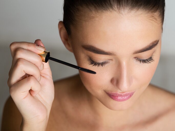 Frau trägt Mascara auf | © AdobeStock/Prostock-studio