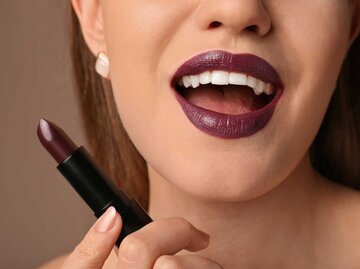 Nahaufnahme von Lippen mit dunkelrotem Lippenstift | © Adobe Stock/Pixel-Shot