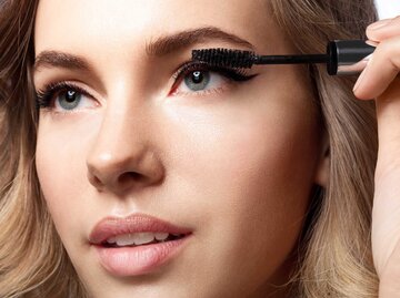 Frau tuscht sich ihre Wimpern mit Mascara | © Adobe Stock/deniskomarov