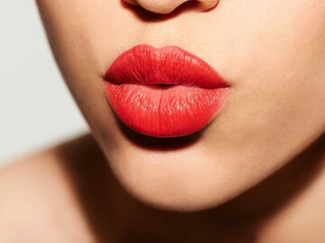 Volle Lippen mit rotem Lippenstift. | © Getty Images/Plume Creative