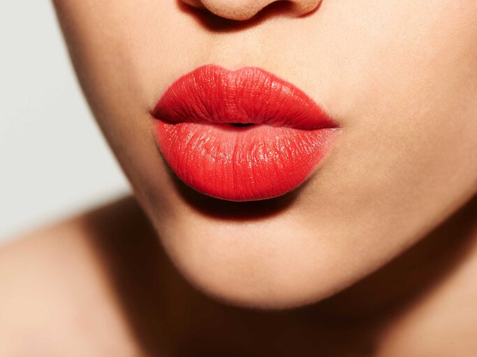 Volle Lippen mit rotem Lippenstift. | © Getty Images/Plume Creative