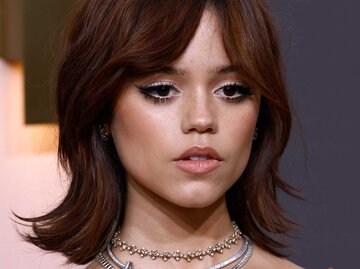 Jenna Ortega trägt ein dunkles Augen-Make-up | © Getty Images/Frazer Harrison/Staff