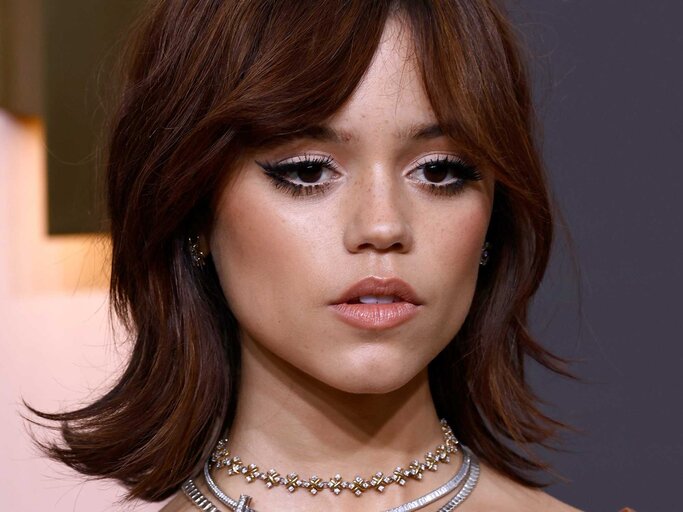 Jenna Ortega trägt ein dunkles Augen-Make-up | © Getty Images/Frazer Harrison/Staff