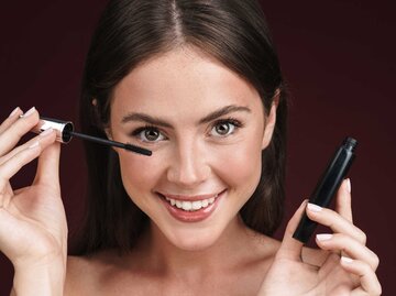 Frau tuscht sich die Wimpern mit Mascara | © Adobe Stock/Drobot Dean