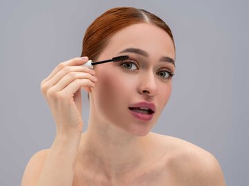 Frau tuscht sich ihre Wimpern | © Adobe Stock/zinkevych