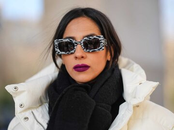 Influencerin trägt im Winter Lippenstift. | © Getty Images/Edward Berthelot