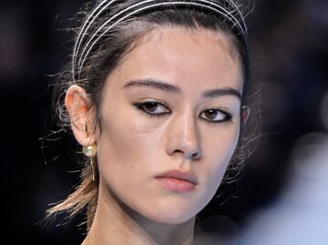 Model mit Under-Eye-Kajal auf dem Laufsteg von Dior | © Getty Images/SAVIKO/Gamma-Rapho 