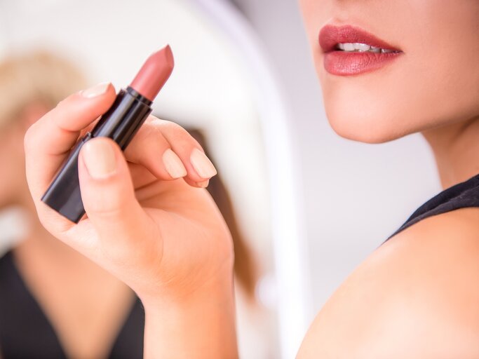 Frau mit braunem Lippenstift | © GettyImages/GeorgeRudy