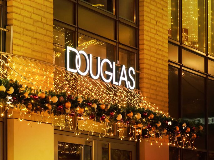 Douglas Store bei Nacht von außen | © Adobe Stock/EKH-Pictures