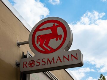 Rossmann Schild eines Geschäfts | © Adobe Stock/1take1shot