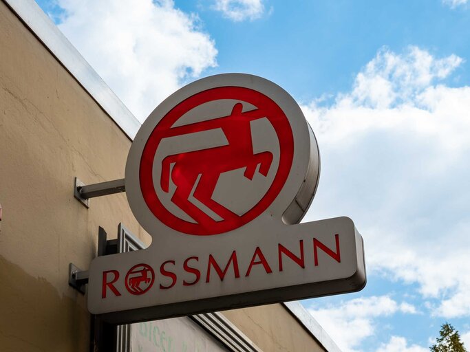 Rossmann Schild eines Geschäfts | © Adobe Stock/1take1shot