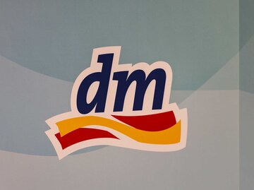 dm Logo auf einem Schild. | © Adobe Stock/Marcel Mücke