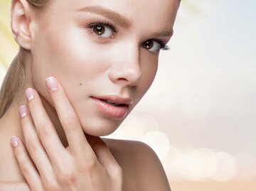 Frau mit Micro French Nails | © Getty Images/kobrin_photo