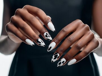 Frau mit weißen Nägeln mit schwarzem Kuhfellmuster | © Adobe Firefly/Natalie Trüeb/KI generiert