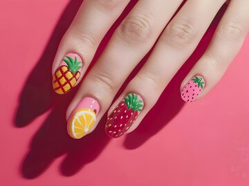 Nägel mit Frucht-Motiven | © AdobeStock/CatNap Studio