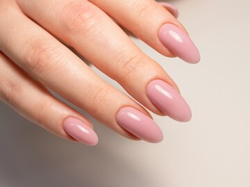 Schöne Nägel mit rosafarbenen Nagellack | © GettyImages