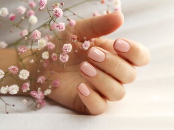 Pastellrosa Gelnägel - ein großer Nagellackfarben-Trend diesen Sommer | © GettyImages/marigo20