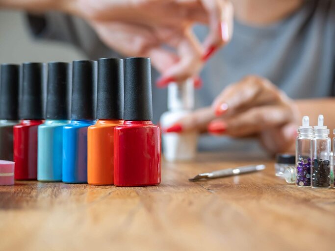 Person trägt Nagellack auf verschiedene Farben | © Getty Images/Gabriel Soler Tomasella