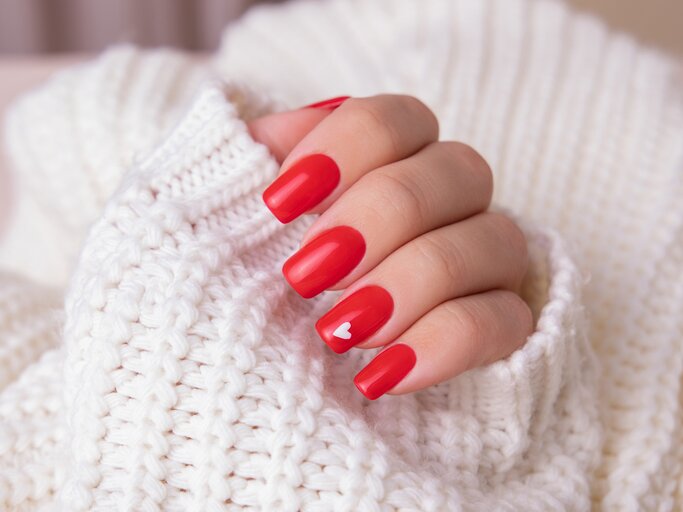 Frau mit gepflegten Nägeln mit rotem Nagellack | © GettyImages/Galina Kiseleva