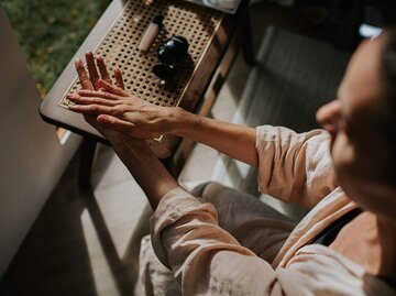 Person bei Handpflege | © Getty Images/Catherine Falls Commercial