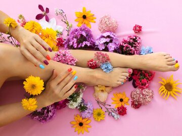 Person mit bunten Finger- und Zehennägeln | © Getty Images/marigo20