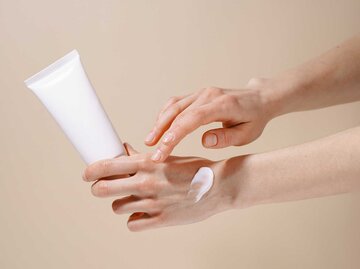 Hände werden mit Handcreme eingerieben | © Adobe Stock/Daryna