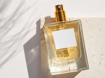 Parfum Flakon liegt auf einer Steinplatte | © Adobe Stock/Alex Shi