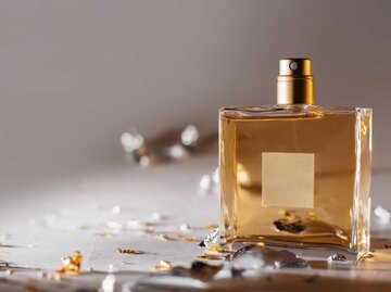 Parfum Flakon in beige-braun | © Adobe Stock/martina87