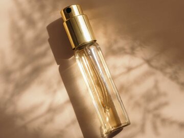 Parfum Flakon auf braunem Untergrund | © Adobe Stock/Rawpixel.com