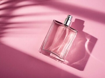 Parfum Flakon auf rosa Untergrund | © Adobe Stock/Alex Shi