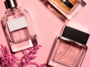 Parfum Flakons vor einem pinken Hintergrund | © Adobe Stock/LIGHTFIELD STUDIOS