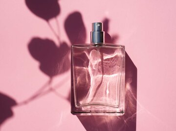 Parfum-Flakon vor einem rosa Hintergrund | © Adobe Stock/Alex Shi