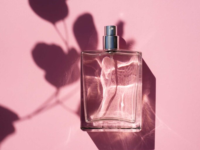 Parfum-Flakon vor einem rosa Hintergrund | © Adobe Stock/Alex Shi