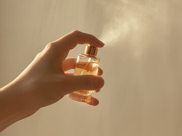 Hand mit Parfumflakon | © AdobeStock/Boadicea