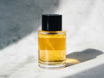 Parfum Flakon vor einem Marmor-Hintergrund | © Adobe Stock/Alya