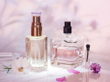 Zwei Parfum Flakons vor einem rosa Hintergrund | © Adobe Stock/Irina_Evva