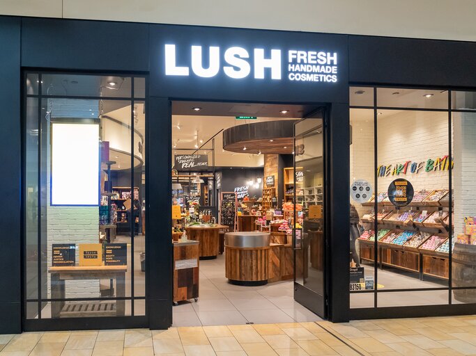 Lush Store / Logo | © Adobe Stock/JHVEPhoto