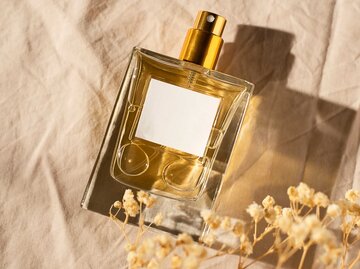 Parfum-Flakon in einem hellen Braun | © Adobe Stock/Alex Shi