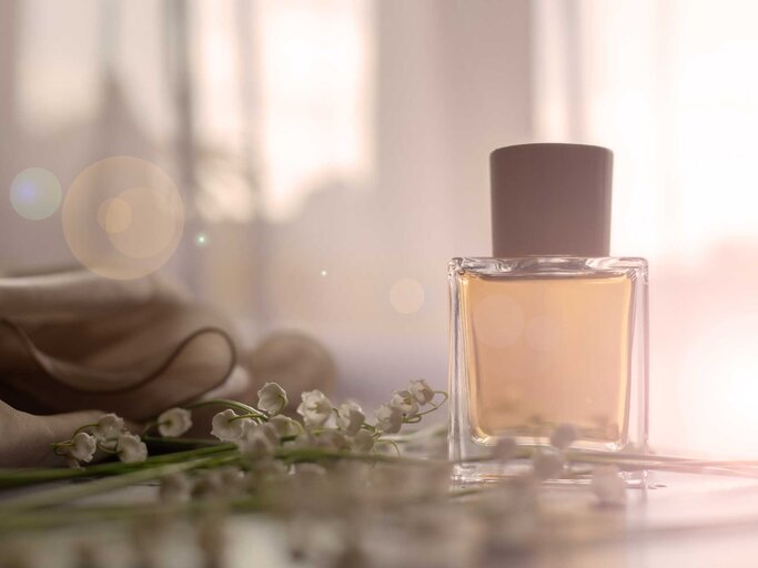 Parfum Flakon mit Blumen | © Adobe Stock/martina87