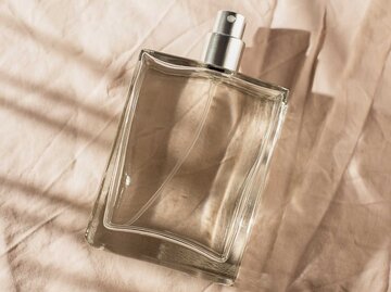 Heller Parfum Flakon vor einem grauen Hintergrund | © Adobe Stock/Alex Shi