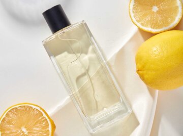 Parfum Flakon liegt zwischen Zitronen | © Getty Images/LightStock