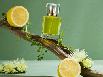 Parfum Flakon auf einem Ast, neben dem Zitronen liegen | © Adobe Stock/Tuan Nguyen